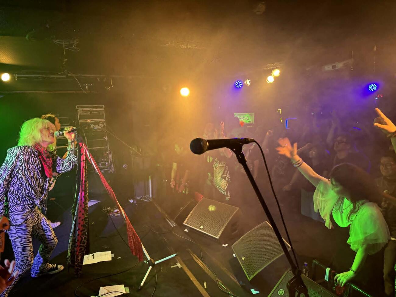 パフォーマンスするZIGGY
