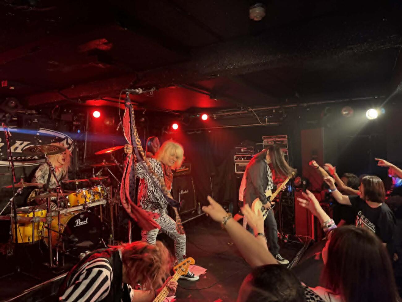 パフォーマンスするZIGGY
