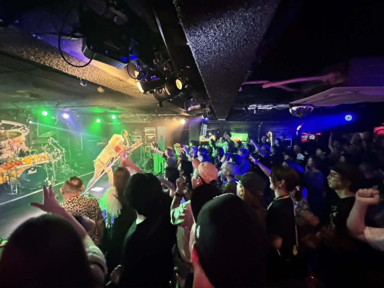 パフォーマンスするZIGGY

