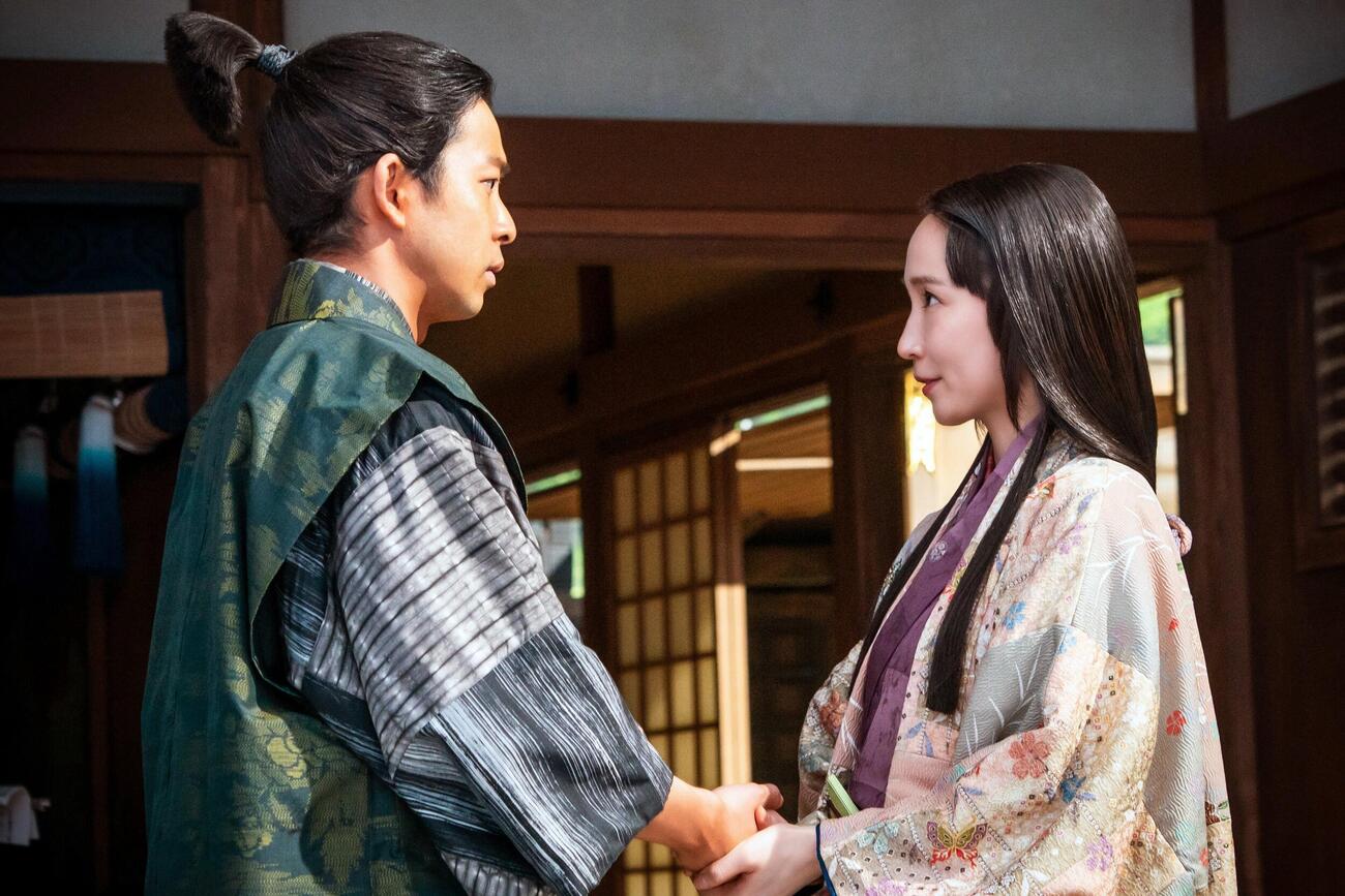 「豊臣兄弟！」で羽柴小一郎を演じる仲野太賀（左）と正室慶役を演じる吉岡里帆