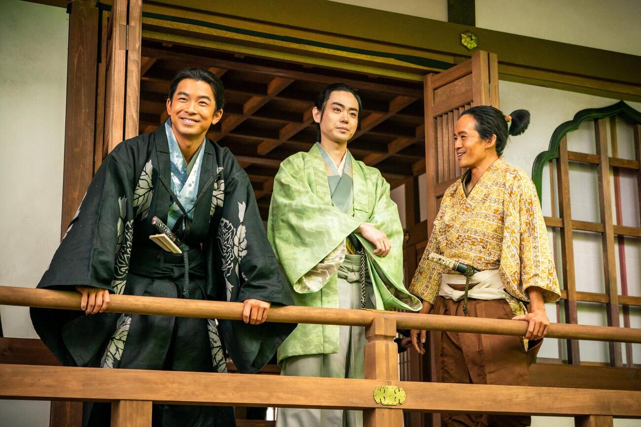 「豊臣兄弟！」で羽柴小一郎を演じる仲野太賀（左）。右は兄秀吉役の池松壮亮、中央は竹中半兵衛役の菅田将暉