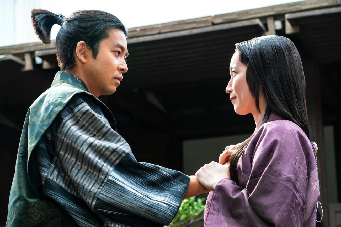 「豊臣兄弟！」で羽柴小一郎を演じる仲野太賀（左）と正室慶役を演じる吉岡里帆
