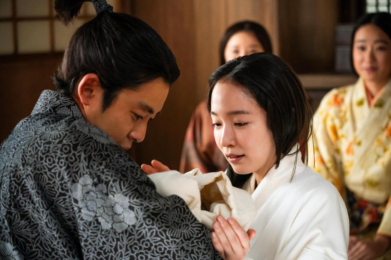 「豊臣兄弟！」で羽柴小一郎を演じる仲野太賀（手前左）と正室慶役を演じる吉岡里帆（同右）