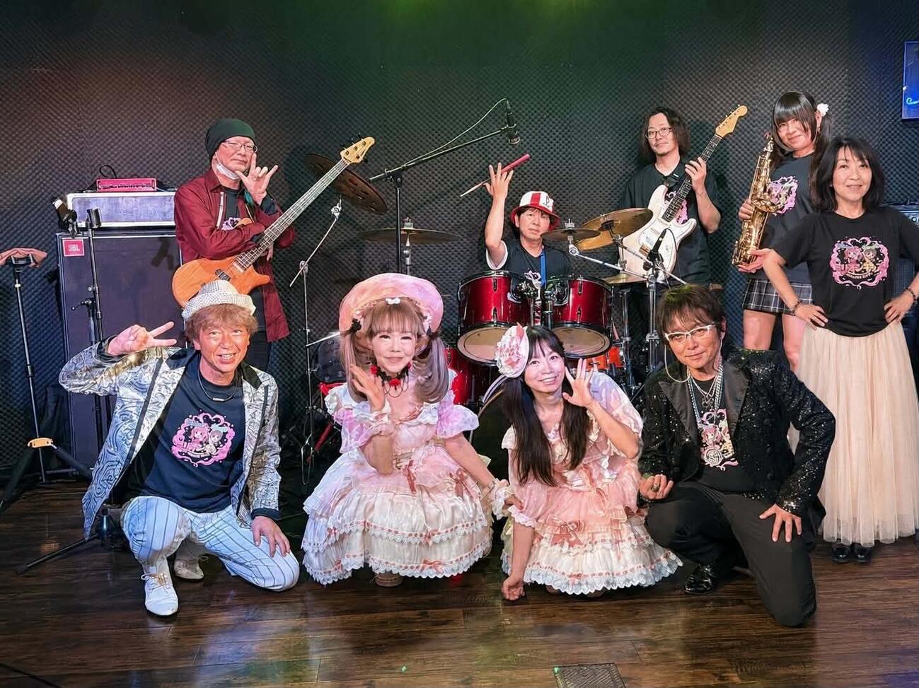 バックバンドのメンバーと、前列左2人目からミリオンキッスの恵中瞳、とカンパーニュ楓