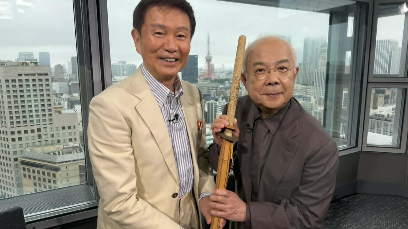 森田健作（左）からもらった宝物のサイン入り竹刀を披露する小堺一機