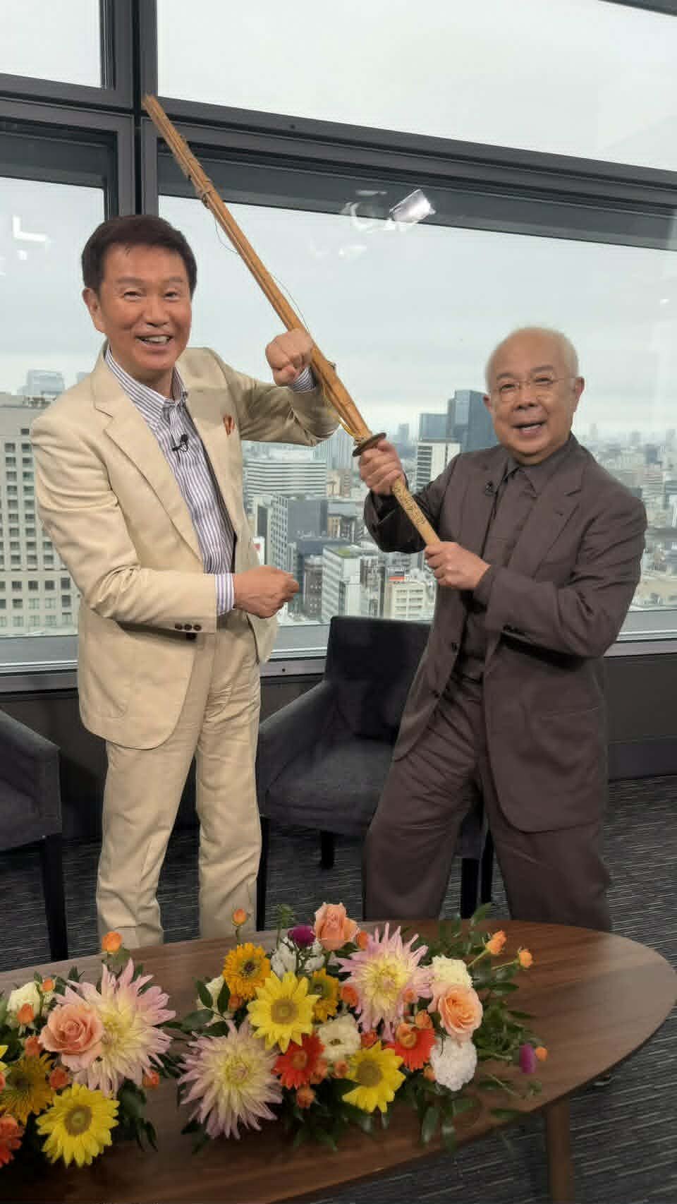 森田健作（左）からもらった宝物のサイン入り竹刀を披露する小堺一機