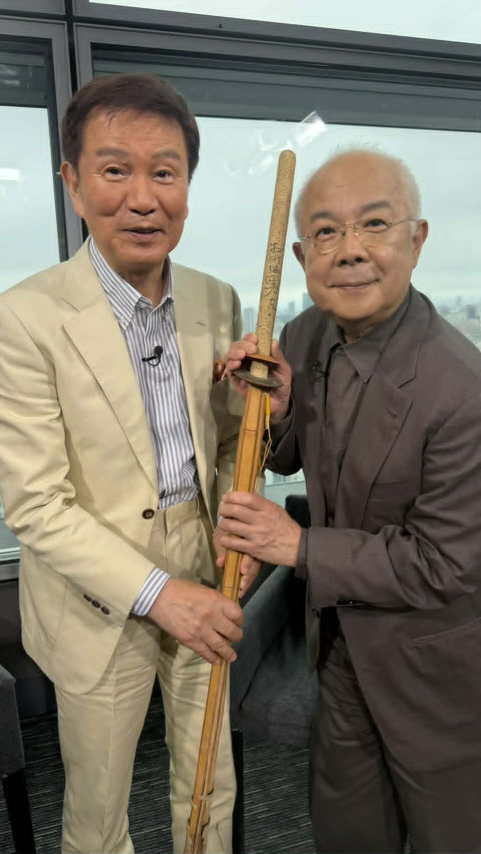 森田健作（左）からもらった宝物のサイン入り竹刀を披露する小堺一機