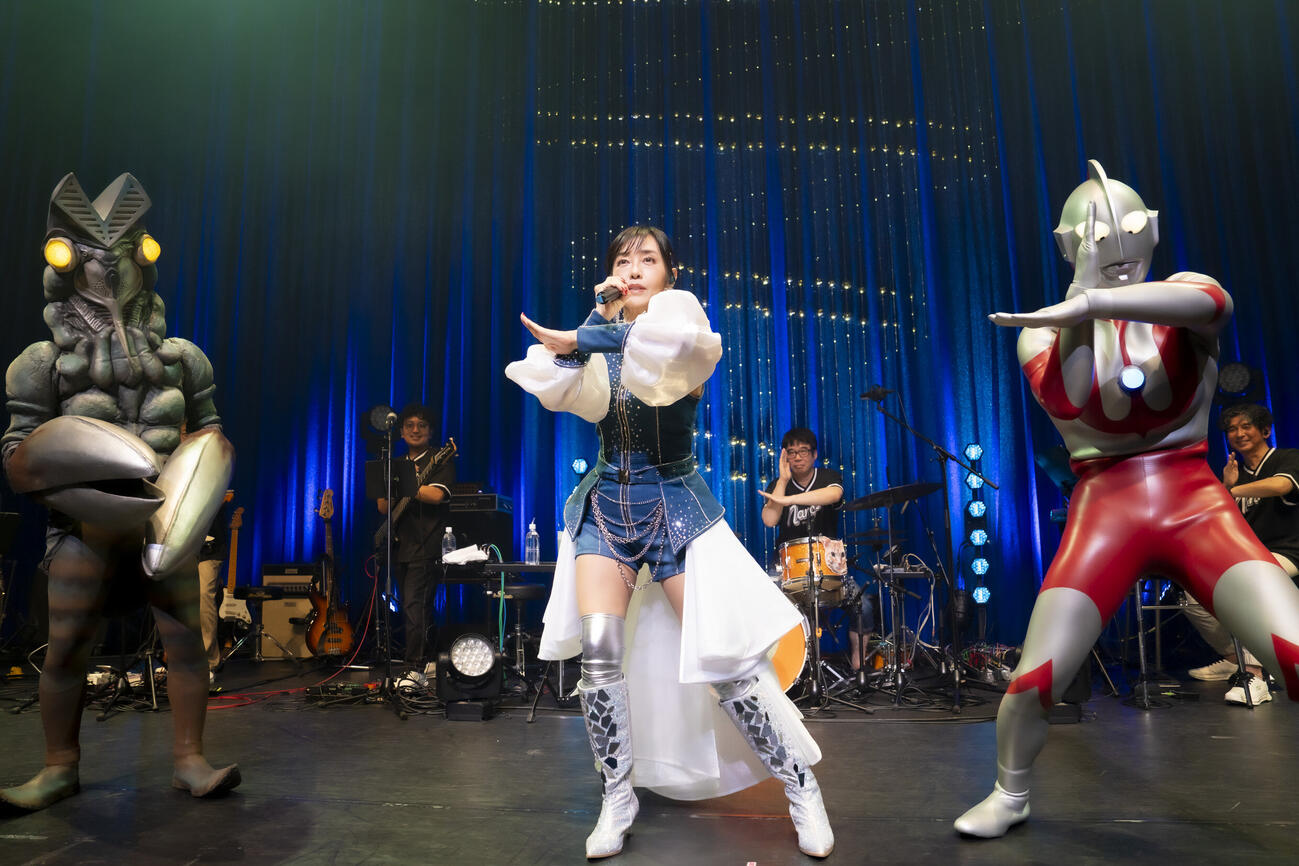 早見優はバルタン星人とウルトラマンと共演