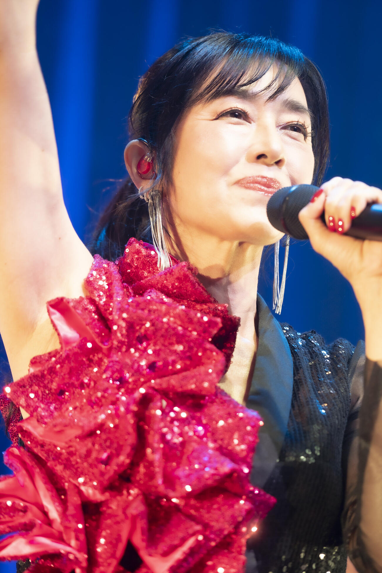 ライブで熱唱する早見優