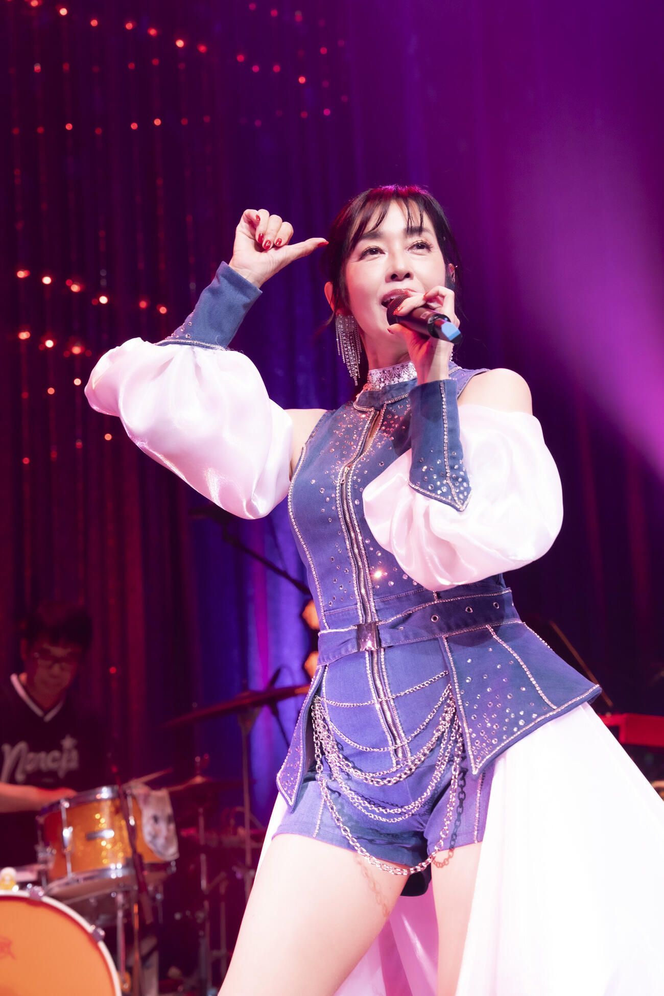 ライブで熱唱する早見優