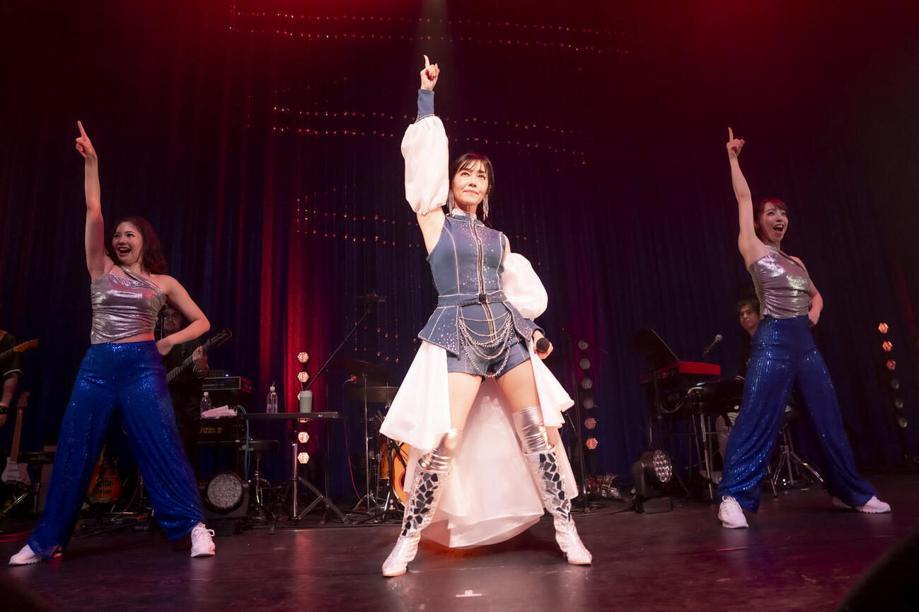 ライブで熱唱する早見優