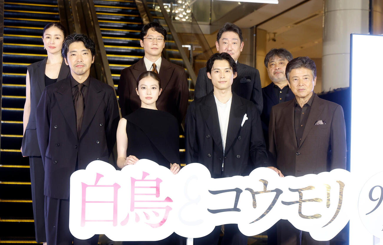 オープニングセレモニーでフォトセッションを行った登壇者、前列左から柄本佑、今田美桜、松村北斗、三浦友和、後列左から井川遥、前原滉、中村芝翫、岸善幸監督（撮影・山本朝陽）