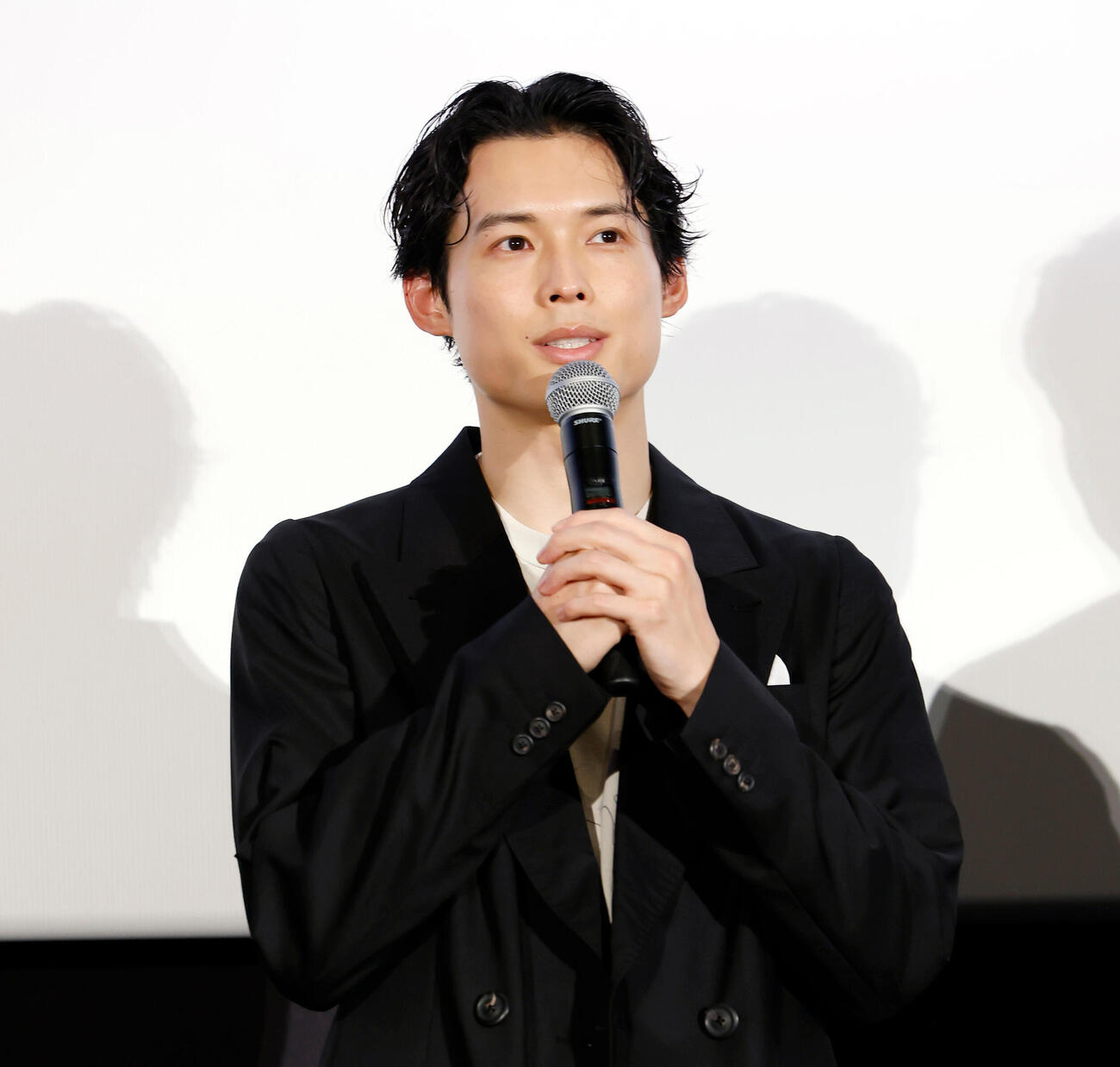 舞台あいさつに登壇し、話す松村北斗（撮影・山本朝陽）