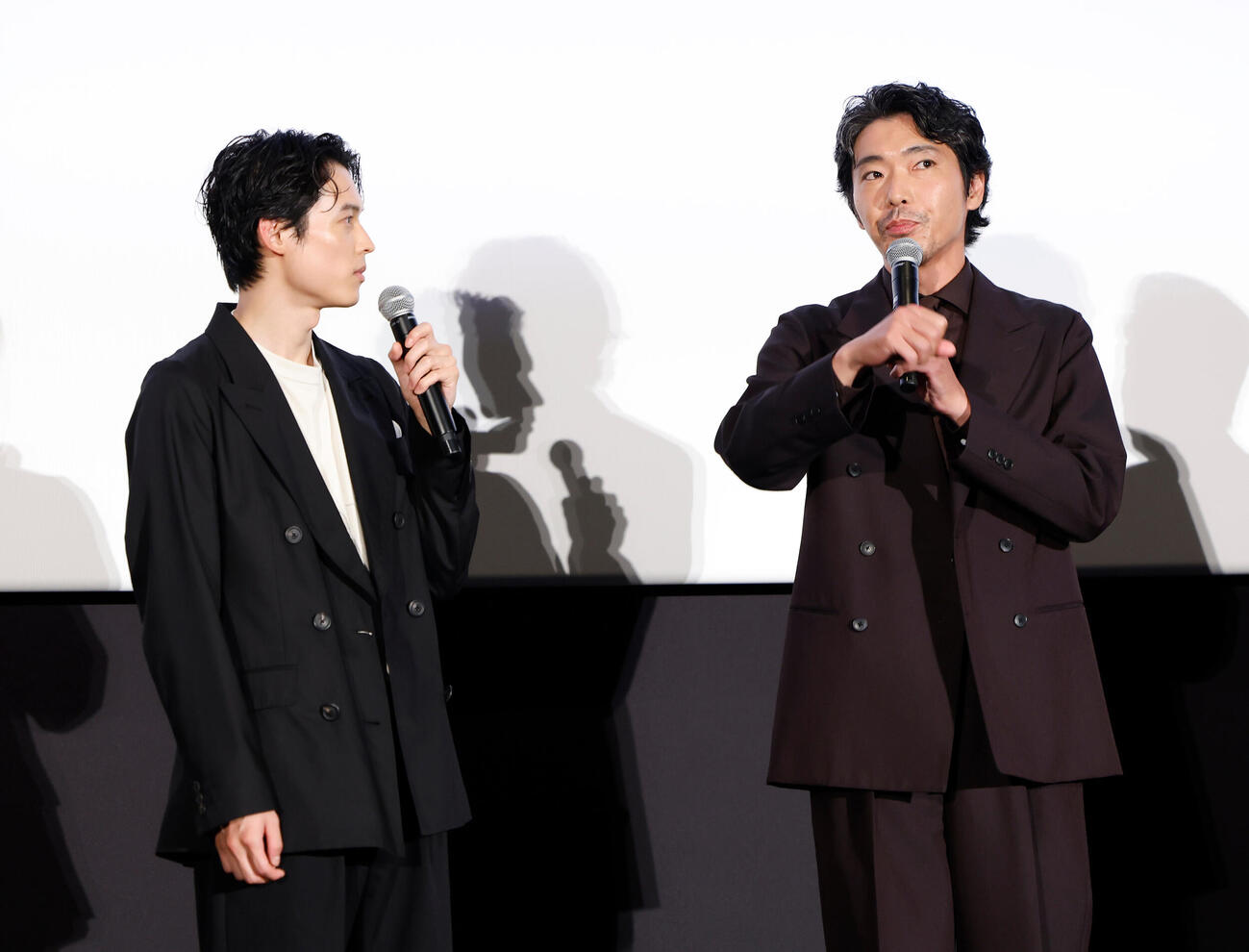 舞台あいさつに登壇し、納豆の話で盛り上がる松村北斗（左）と柄本佑（撮影・山本朝陽）