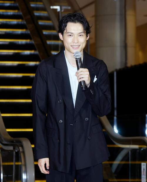 東野圭吾さん原作「白鳥とコウモリ」松村北斗、今田美桜らが追悼「多くの方に届けていけたら」