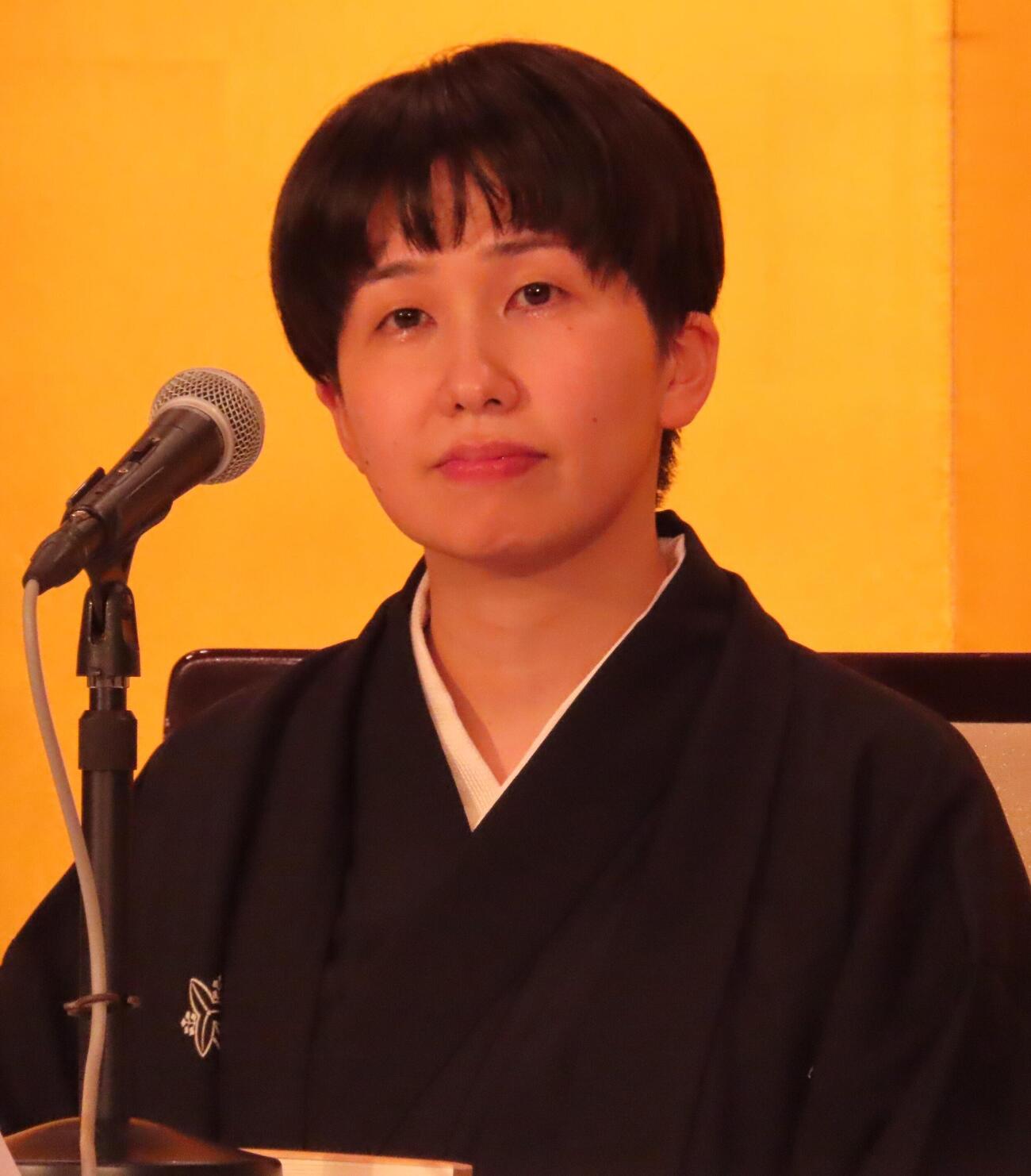 真打ち昇進会見に出席した春風亭一花