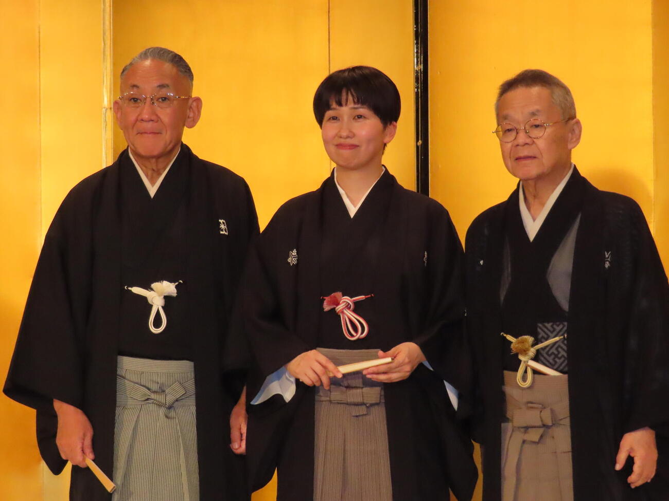 真打ち昇進会見を行った春風亭一花（中央）、落語協会の林家正蔵会長（左）、師匠の春風亭一朝