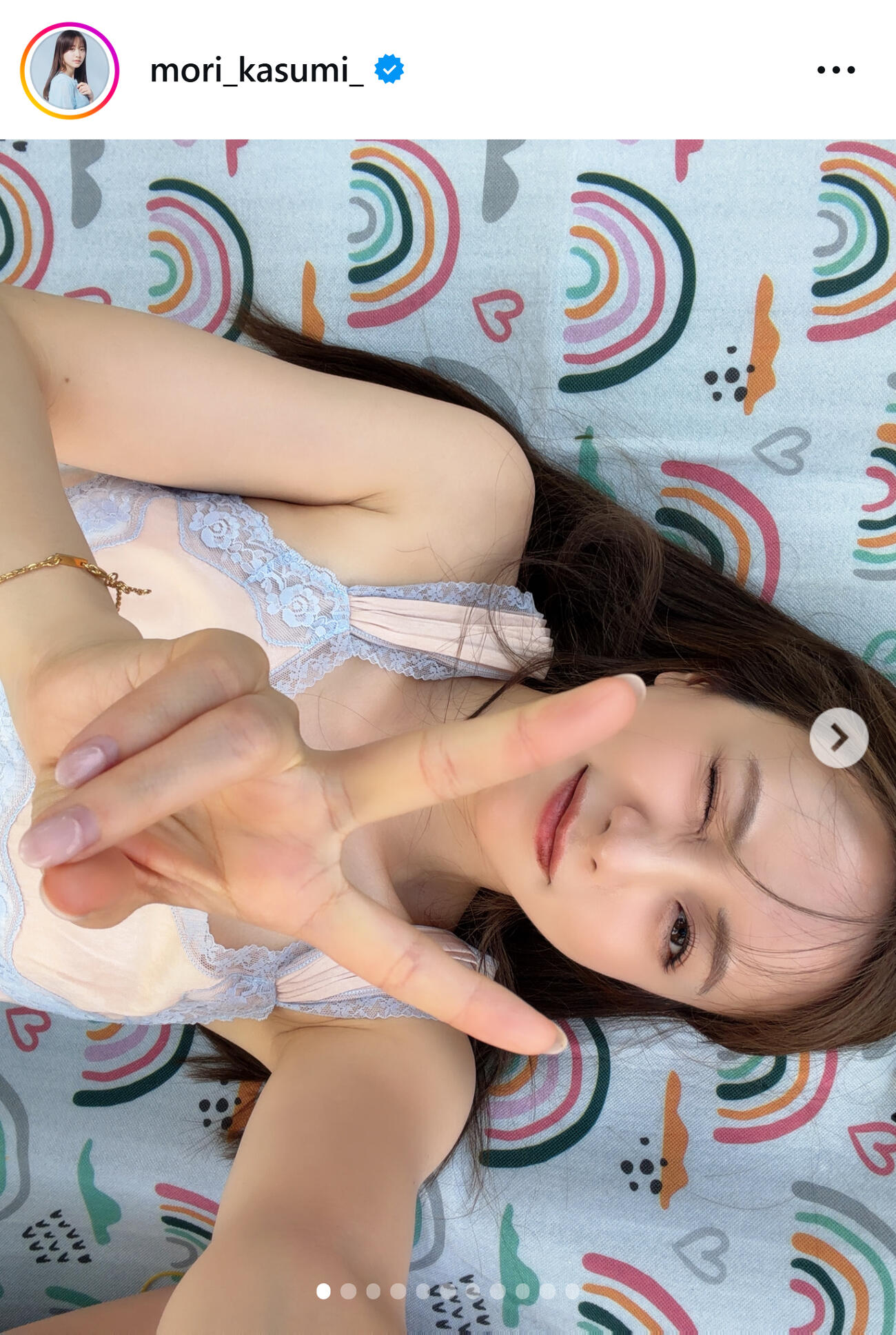 ウインクしてVサインの森香澄（森香澄のインスタグラムから）