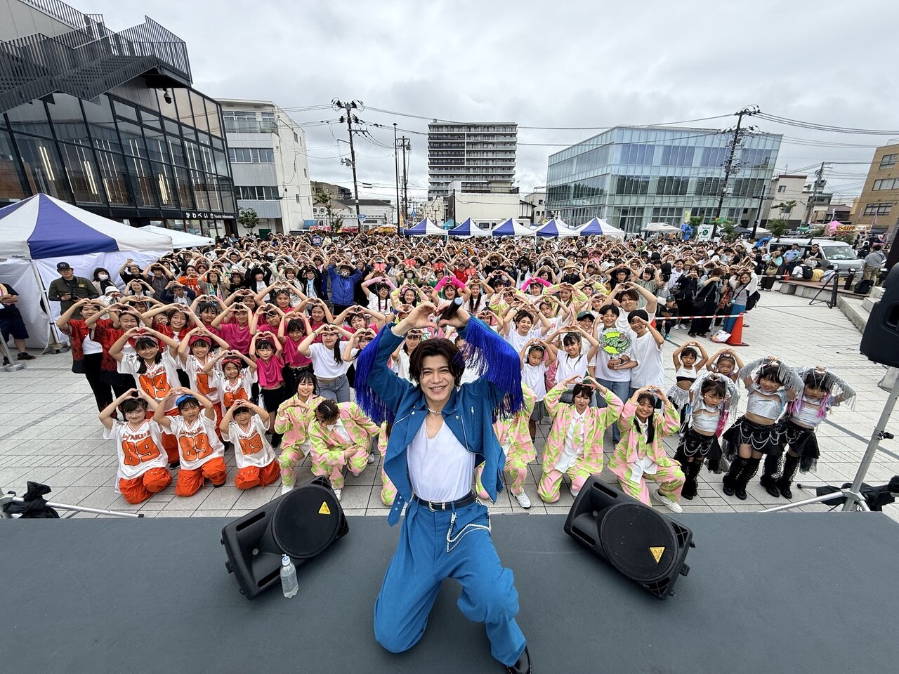 観光大使を務める宮城・石巻市で開催された「石巻川開き祭り」でミニライブを行った新浜レオン