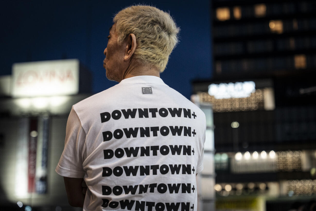 青森市に入り、青森駅前付近からロケをスタートさせた松本人志（ⒸDOWNTOWN+提供）