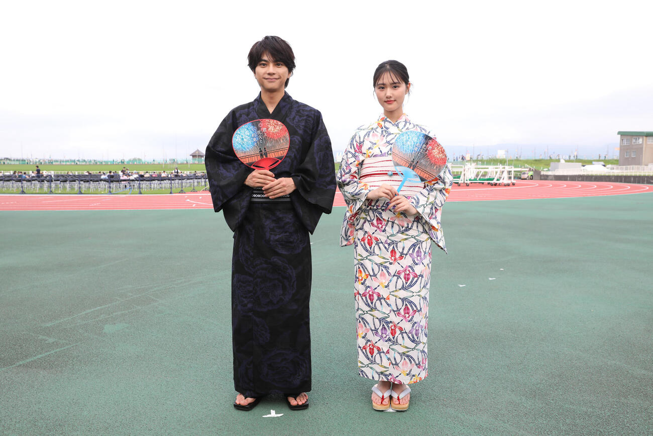 「長岡まつり大花火大会」を訪問したtimelesz佐藤勝利と原菜乃華