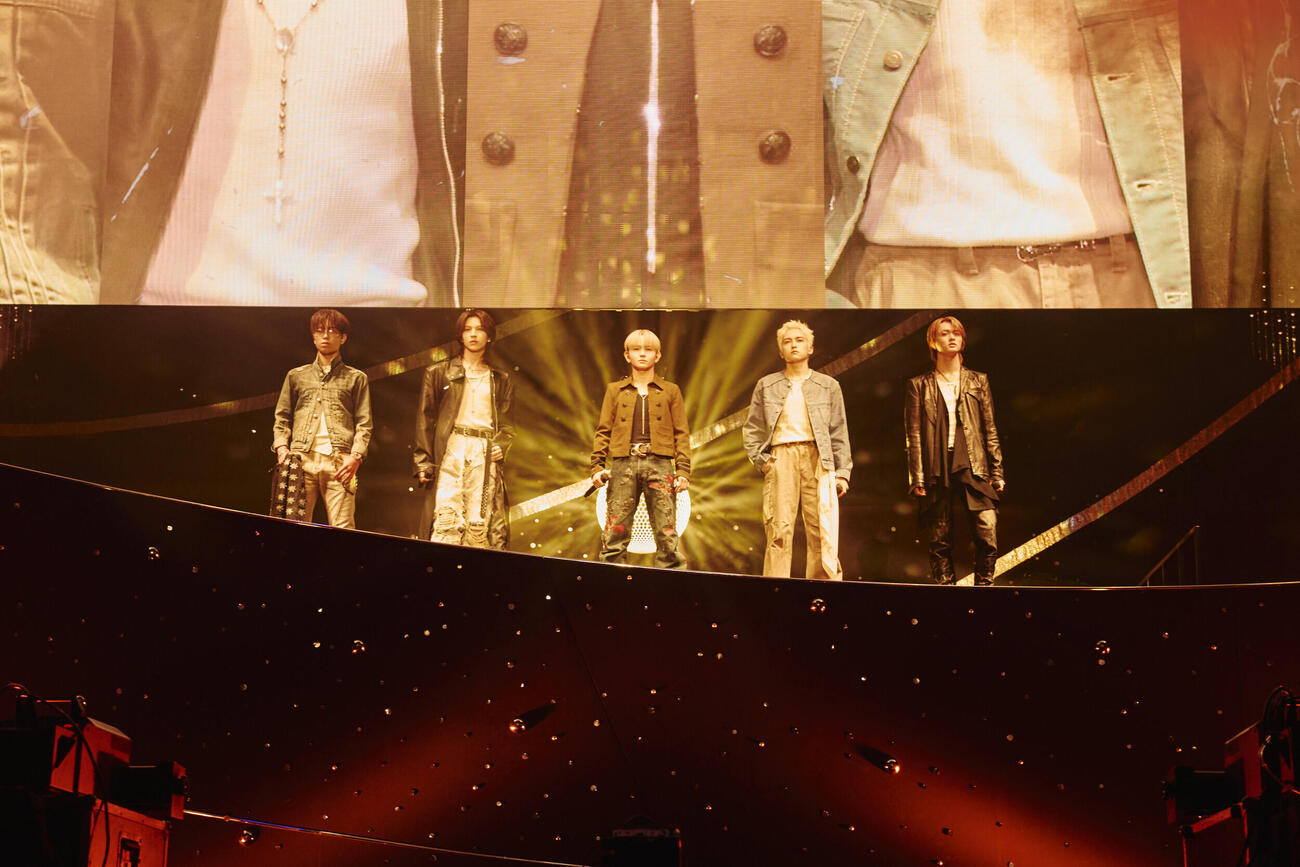 「STARGLOW 1st Fan Meeting　－STAR CRUISE Special Edition－」でパフォーマンスするSTARGLOW。左からGOICHI、ADAM、TAIKI、KANON、RUI（川島伸一、内田章哉、今村智哉撮影）