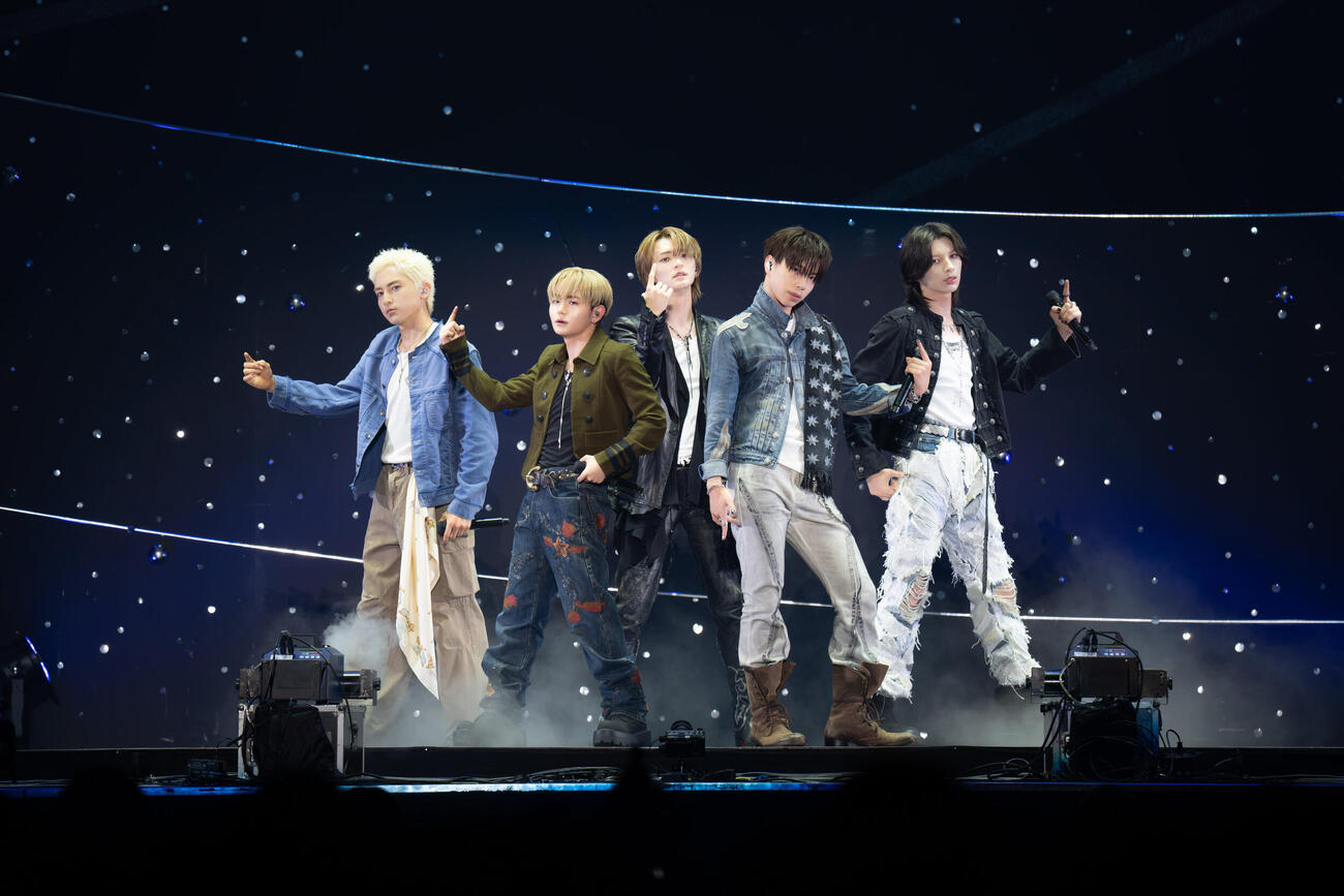 「STARGLOW 1st Fan Meeting　－STAR CRUISE Special Edition－」でパフォーマンスするSTARGLOW。左からKANON、TAIKI、RUI、GOICHI、ADAM（川島伸一、内田章哉、今村智哉撮影）