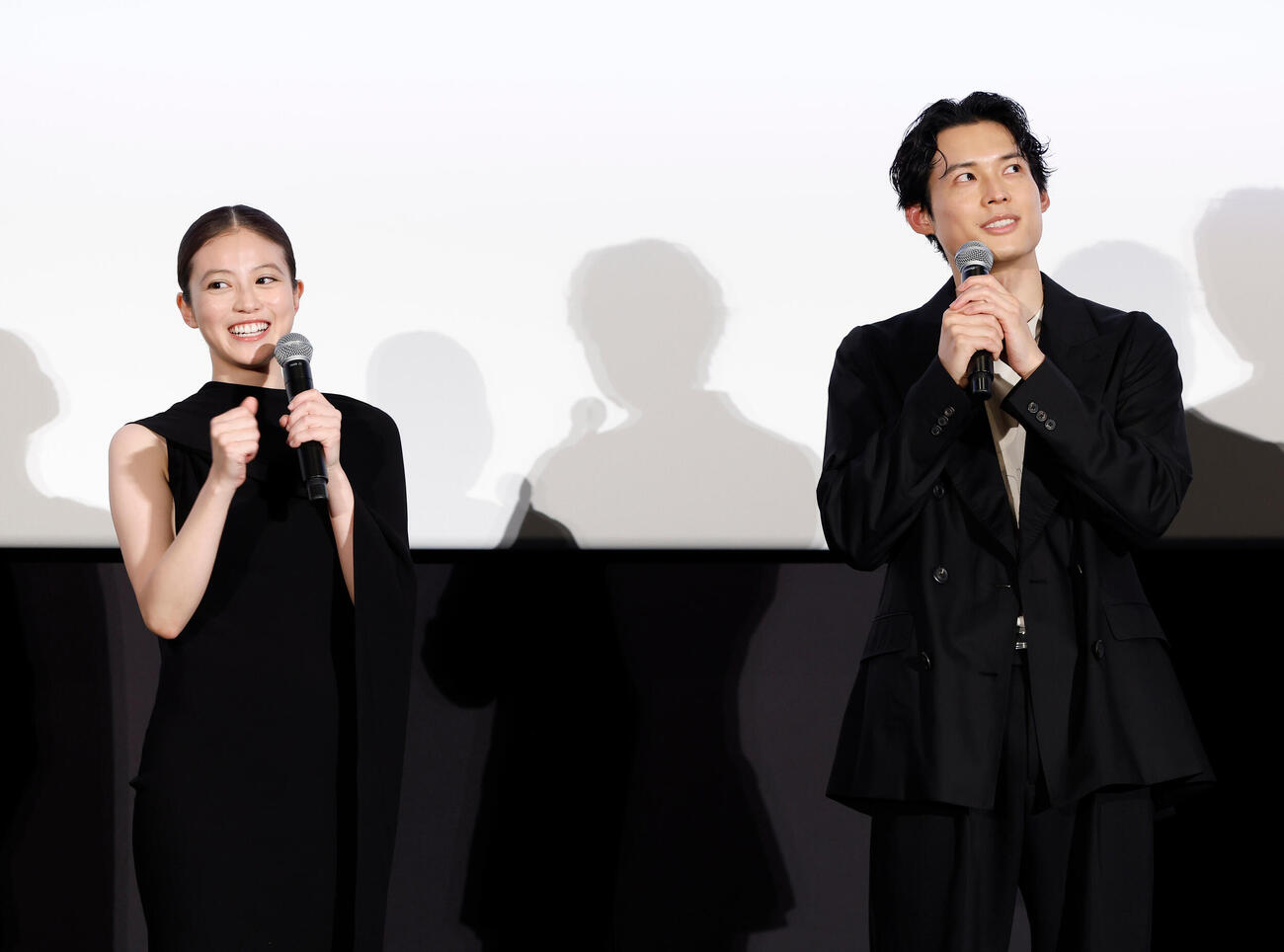 舞台あいさつに登壇し、話す今田美桜（左）と松村北斗（撮影・山本朝陽）