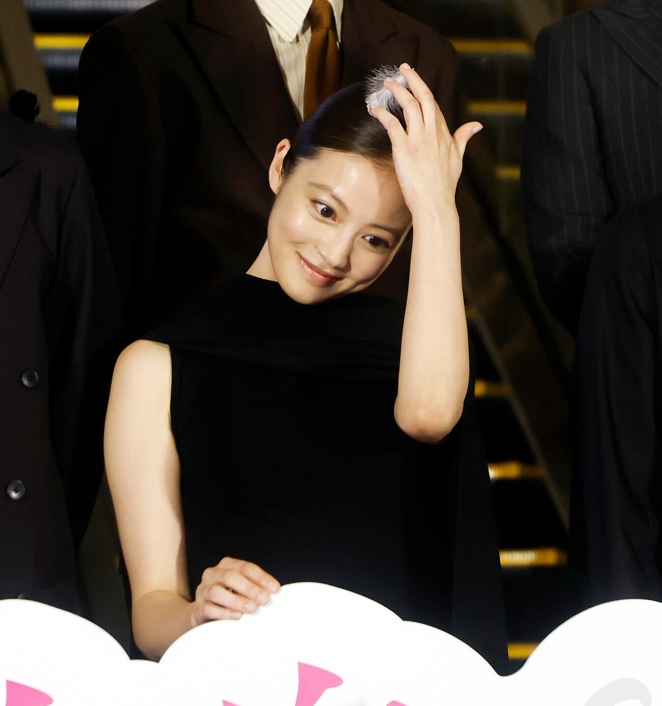 オープニングセレモニーの演出で頭に羽が乗った今田美桜（撮影・山本朝陽）