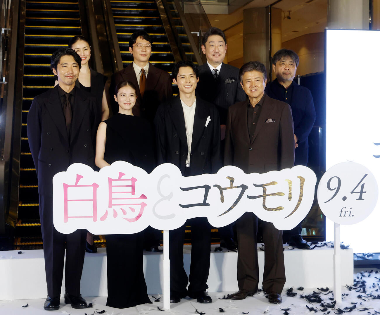 オープニングセレモニーでフォトセッションを行った登壇者、前列左から柄本佑、今田美桜、松村北斗、三浦友和、後列左から井川遥、前原滉、中村芝翫、岸善幸監督（撮影・山本朝陽）