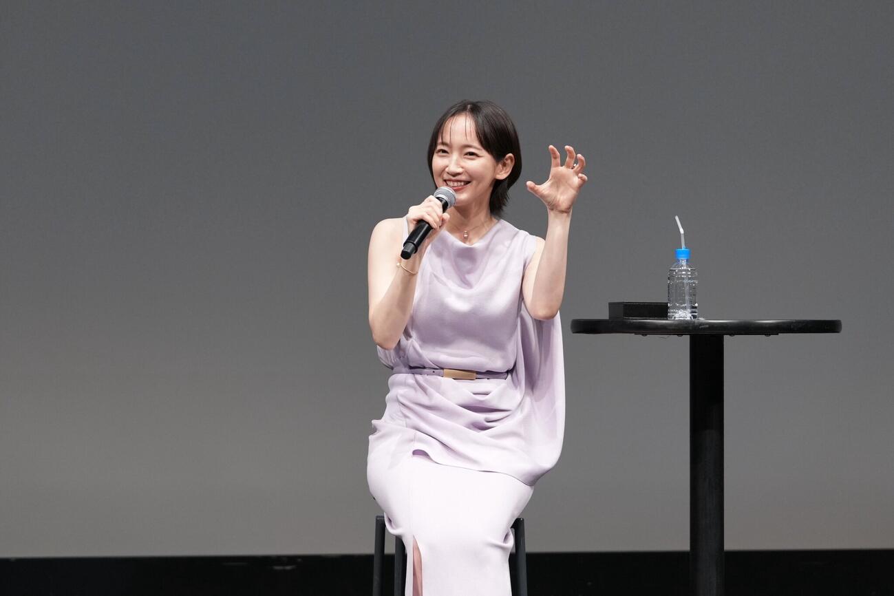 奈良市内で行われたNHK大河ドラマ「豊臣兄弟！」のトークライブに登壇し、父・安藤守就の真似をする吉岡里帆（C）NHK