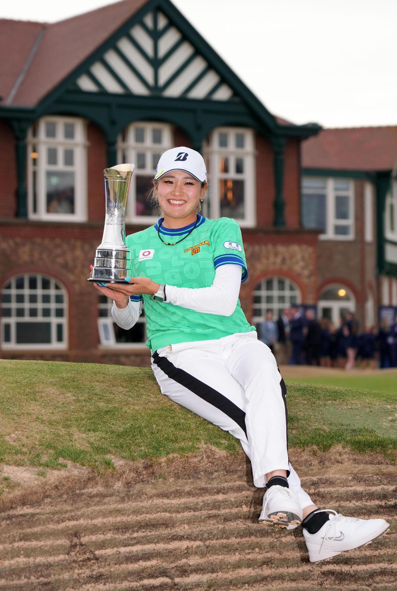 プレーオフを制してメジャー初優勝を果たし、笑顔の桑木志帆＝ロイヤルリザム・アンド・セントアンズGC（共同）