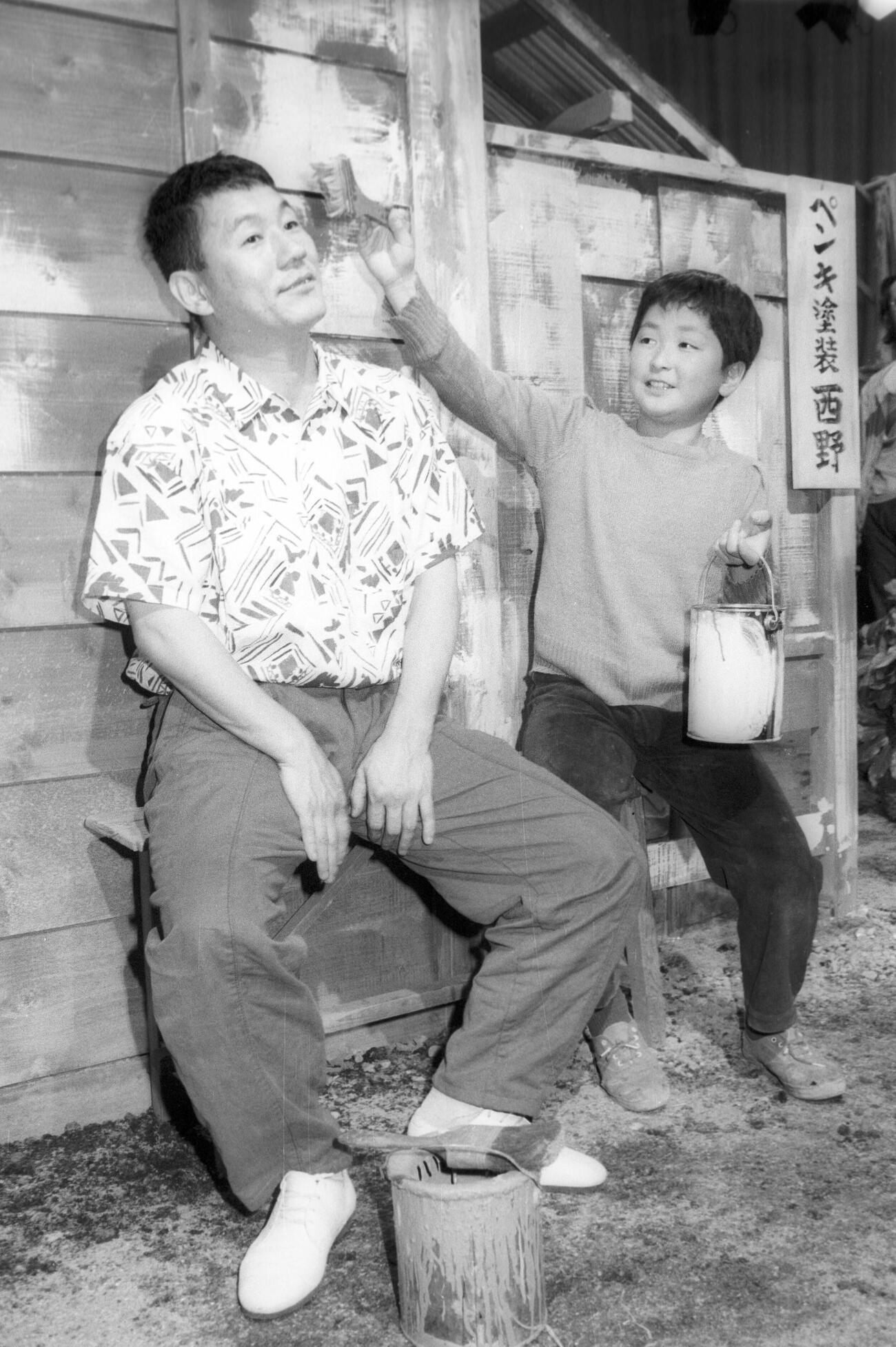 NHK銀河テレビ小説「たけしくん、ハイ！」の収録スタジオを訪れ、たけし役の小磯勝弥（右）と対面した原作者のビートたけし（1985年5月撮影）