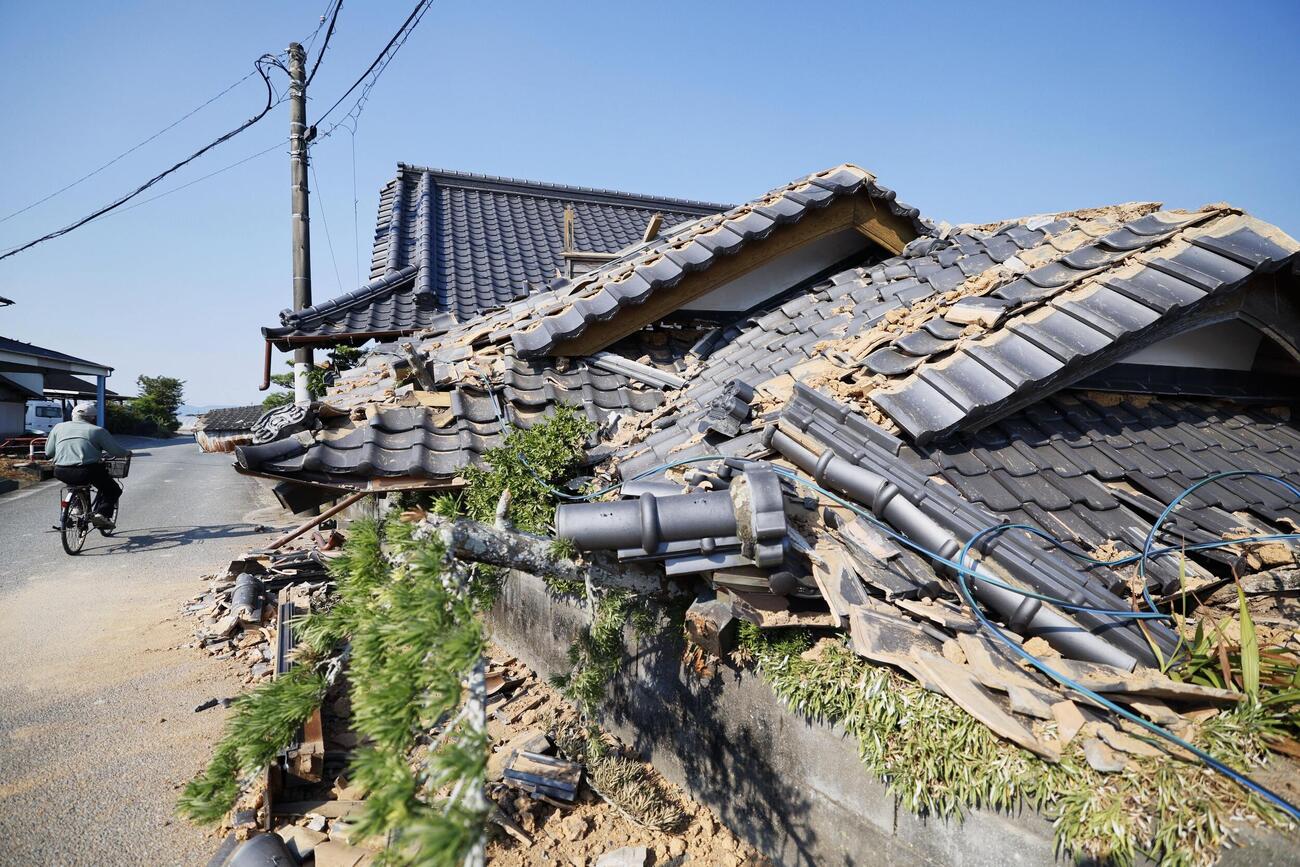 熊本県氷川町で倒壊した家屋＝2日午後（共同）