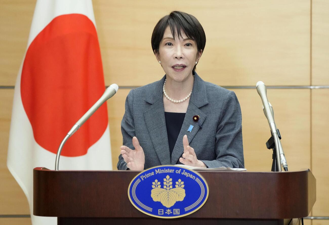 飲食料品の消費税率を引き下げる方針を表明した高市首相（7月、首相官邸＝共同）