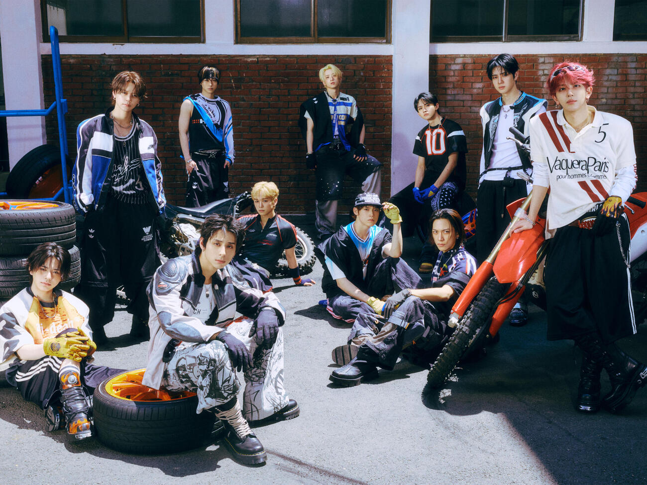 「BEYOND THE SKY」がアジア競技大会・アジアパラ競技大会の大会応援ソングに決定したINI（（C）LAPONE ENTERTAINMENT）