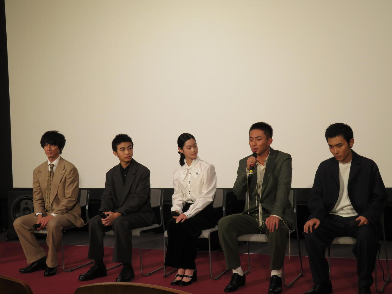 NHKの特集ドラマ「手塚治虫の戦争」試写会に登壇した、左から高良健吾、原田琥之佑、野内まる、久野渚夏、山田健人（撮影・村上幸将）
