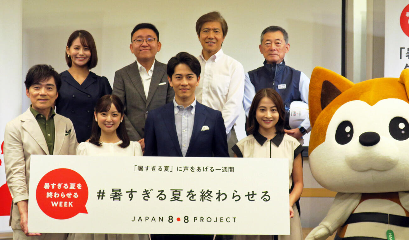 「暑すぎる夏を終わらせるWEEK『2050年の天気予報（Ver.2）』メディア説明会」で。下段左から、NHK高瀬耕造アナ、日本テレビ瀧口麻衣アナ、テレビ朝日佐々木快アナ、TBS日比麻音子アナ、上段左から、テレビ東京藤井由依アナ、フジテレビ上垣皓太朗アナ、江守正多氏、今井雅則氏