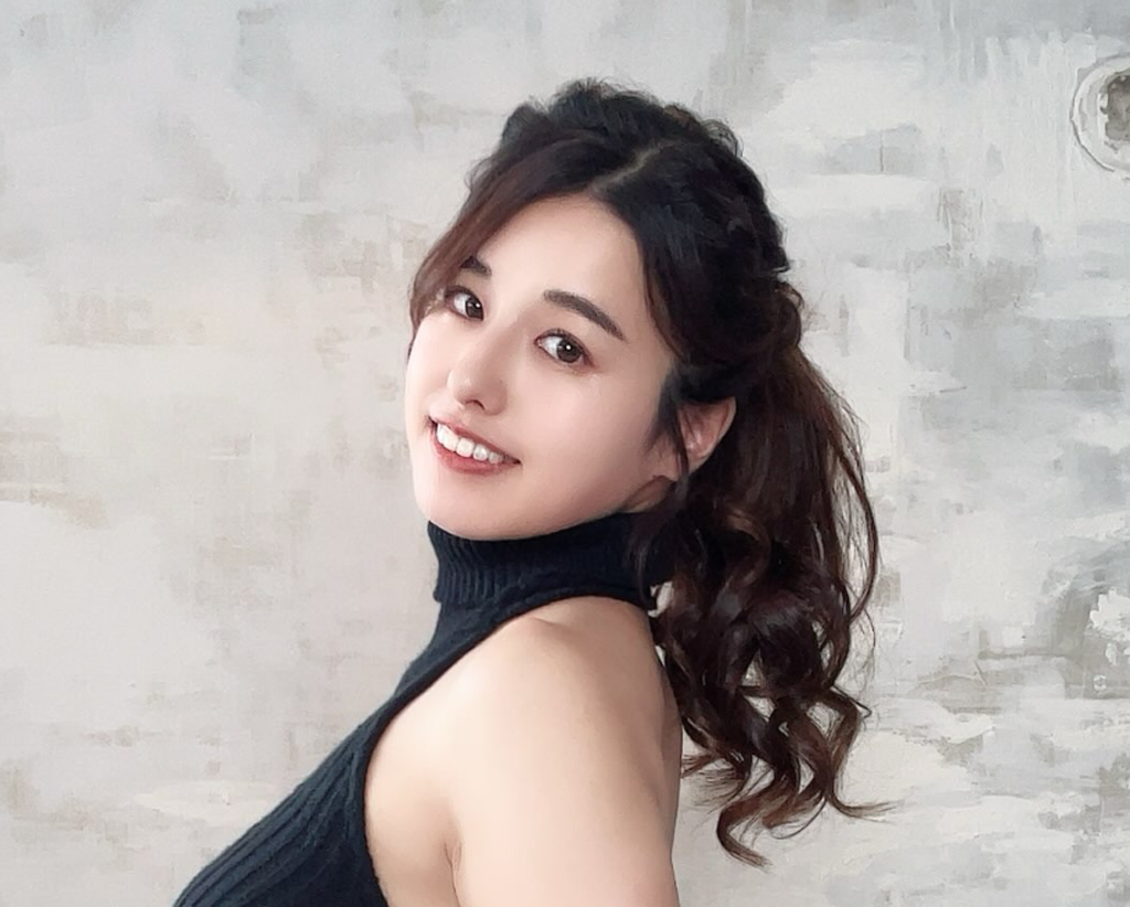 衝撃的コスプレ姿を披露した小山玲奈（小山玲奈のインスタグラムから）