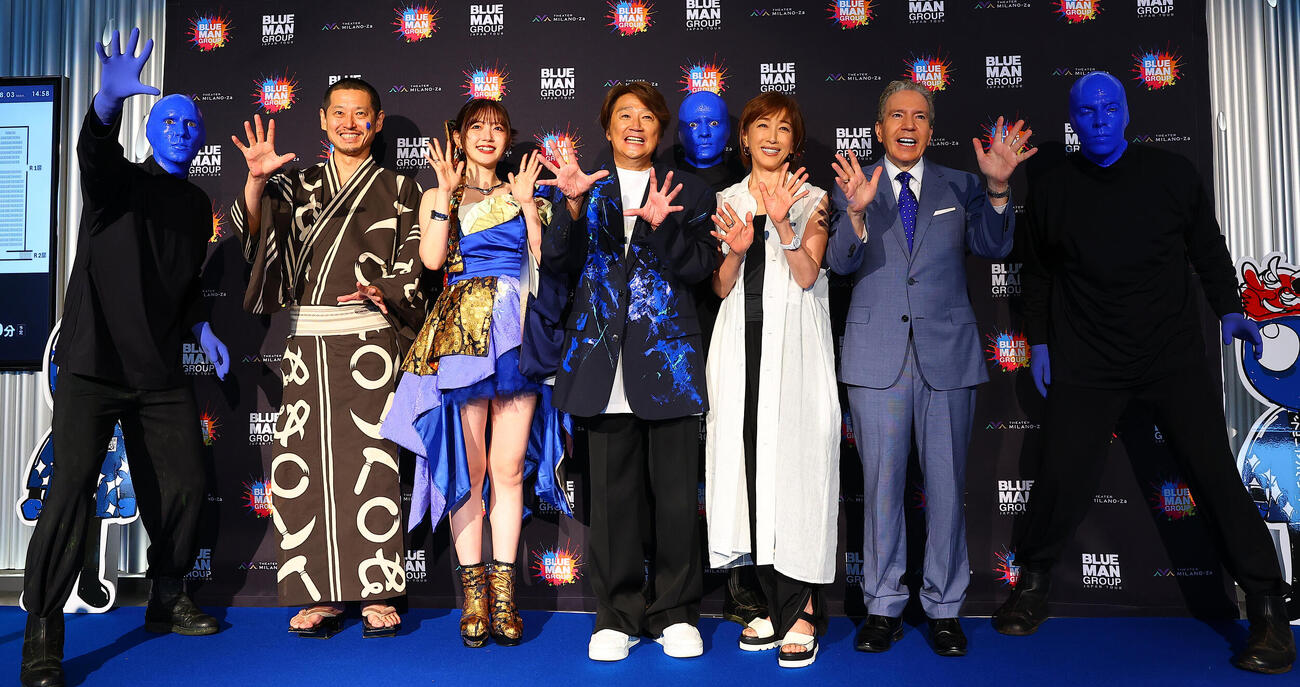 「ブルーマングループ2026新宿公演」プレスショーに登場した、左から手塚マキ氏、鈴木愛理、近藤真彦、高島礼子、デープ・スペクターら（撮影・野上伸悟）