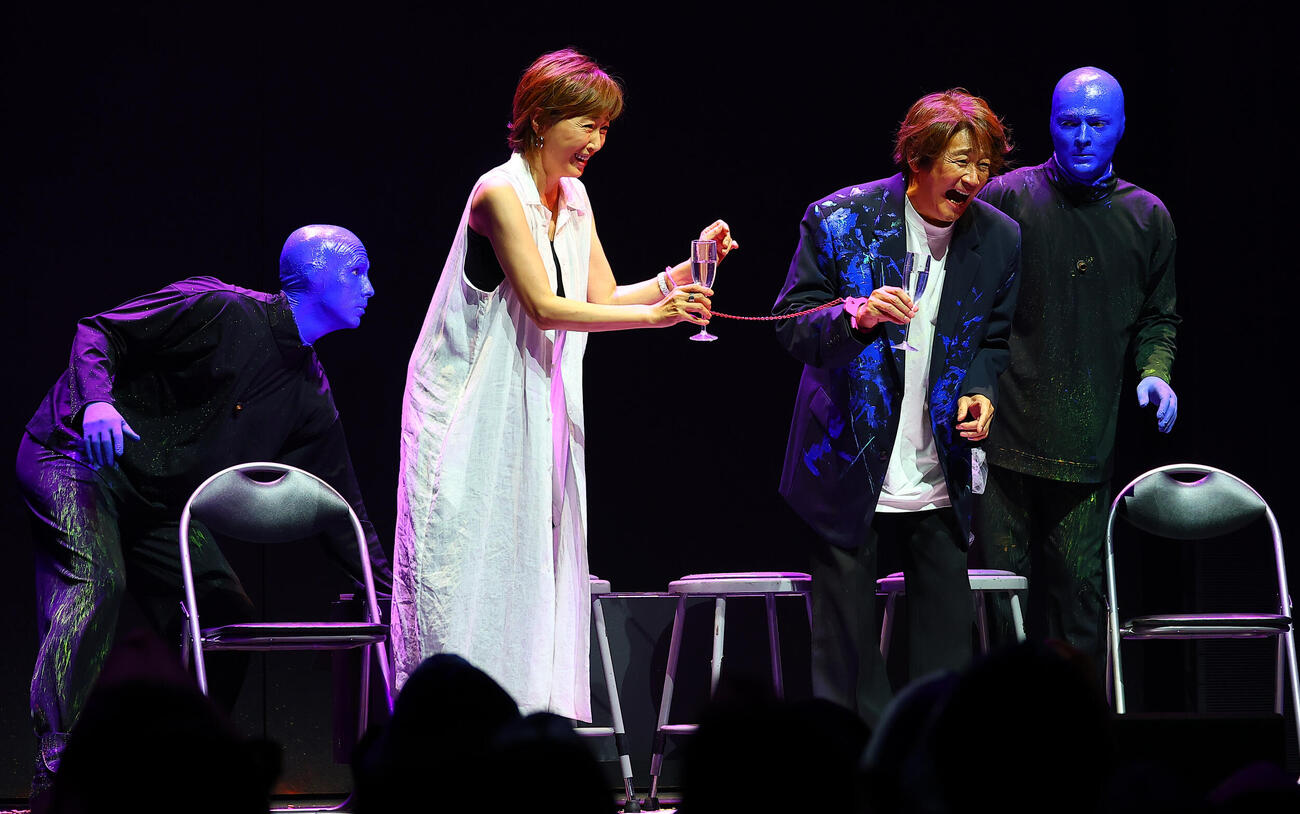 「ブルーマングループ2026新宿公演」プレスショーに登場した高島礼子（左）と近藤真彦（撮影・野上伸悟）