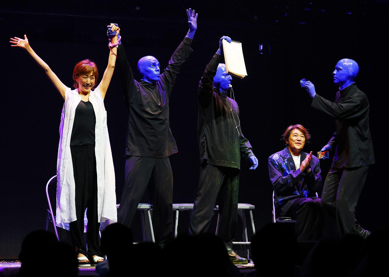 「ブルーマングループ2026新宿公演」プレスショーに登場した高島礼子（左）と近藤真彦（撮影・野上伸悟）