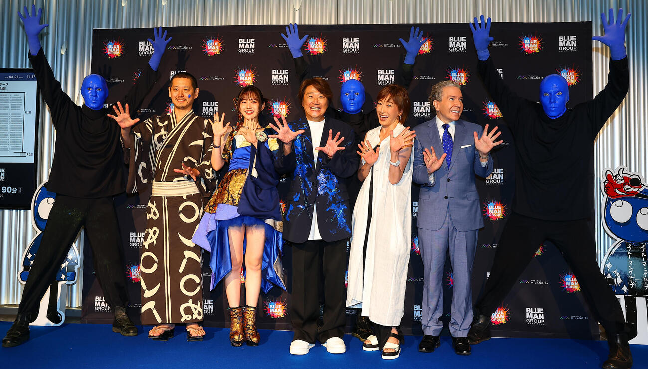 「ブルーマングループ2026新宿公演」プレスショーに登場した、左から手塚マキ氏、鈴木愛理、近藤真彦、高島礼子、デープ・スペクターら（撮影・野上伸悟）