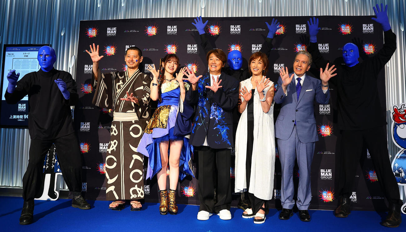 「ブルーマングループ2026新宿公演」プレスショーに登場した、左から手塚マキ氏、鈴木愛理、近藤真彦、高島礼子、デープ・スペクターら（撮影・野上伸悟）