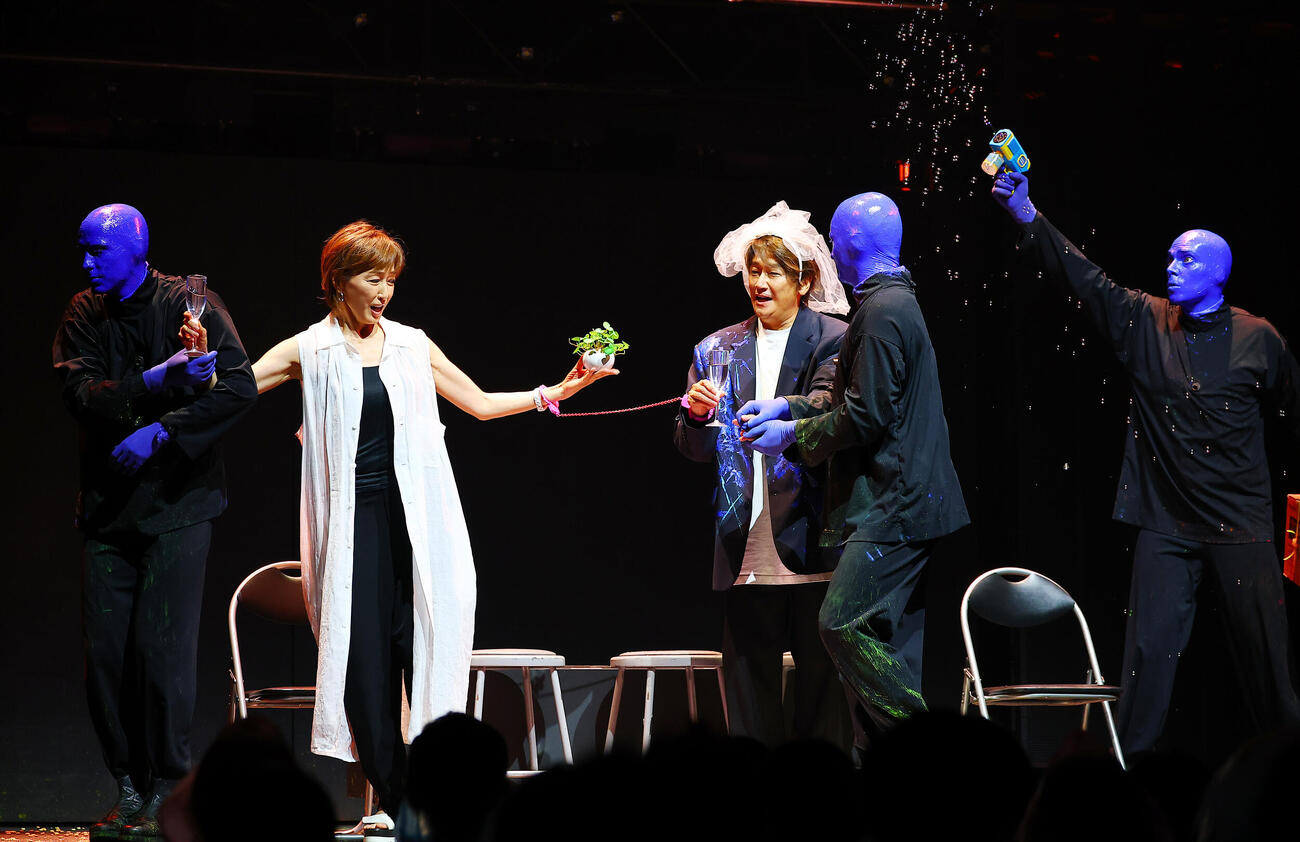 「ブルーマングループ2026新宿公演」プレスショーに登場し、結婚式を挙げる？高島礼子（左）と近藤真彦（撮影・野上伸悟）