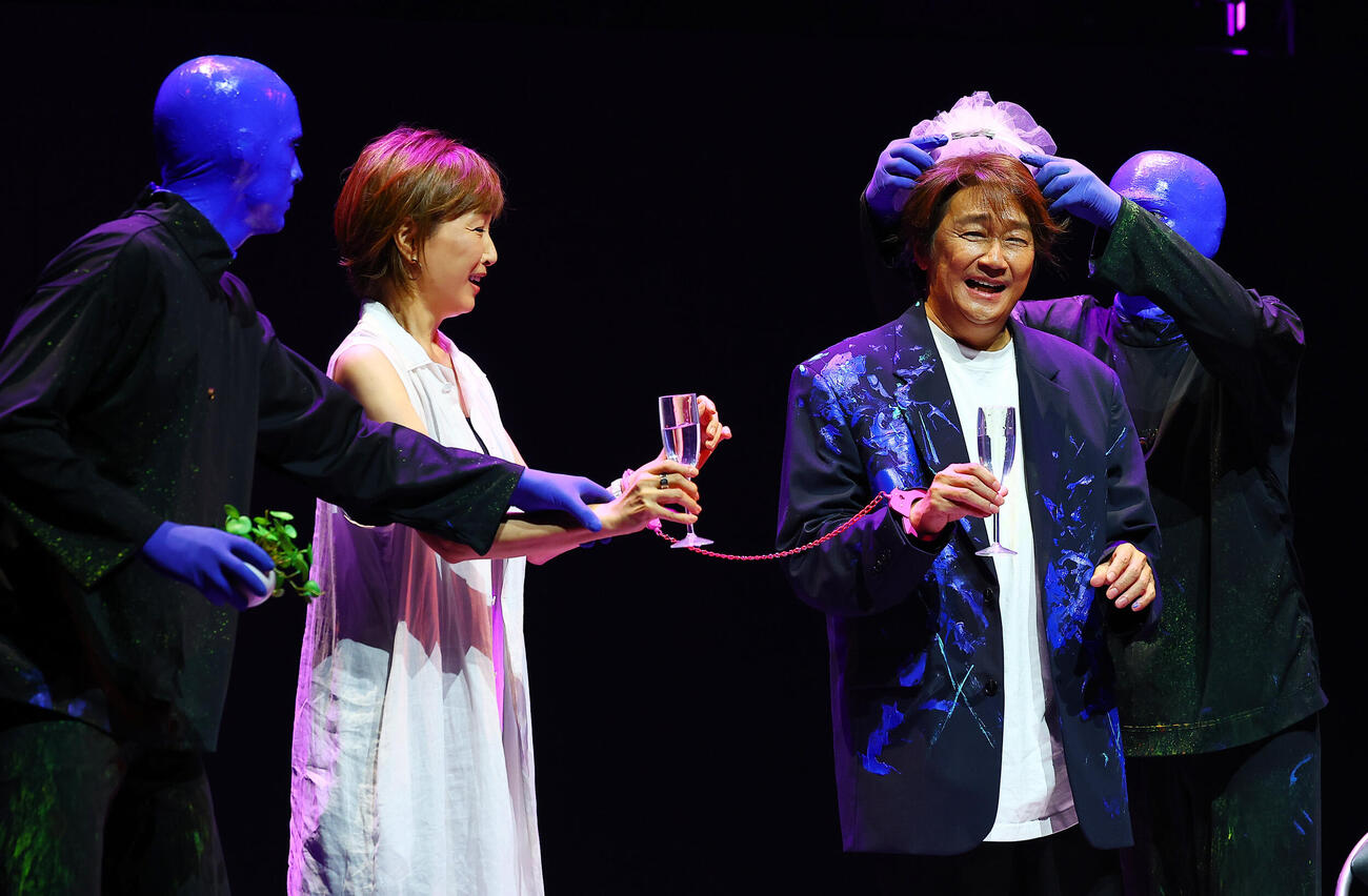 「ブルーマングループ2026新宿公演」プレスショーに登場し、結婚式を挙げる？高島礼子（左）と近藤真彦（撮影・野上伸悟）