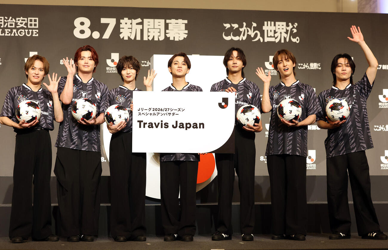 Jリーグ開幕イベント　スペシャルアンバサダー就任式で笑顔で手を振るTravis Japan