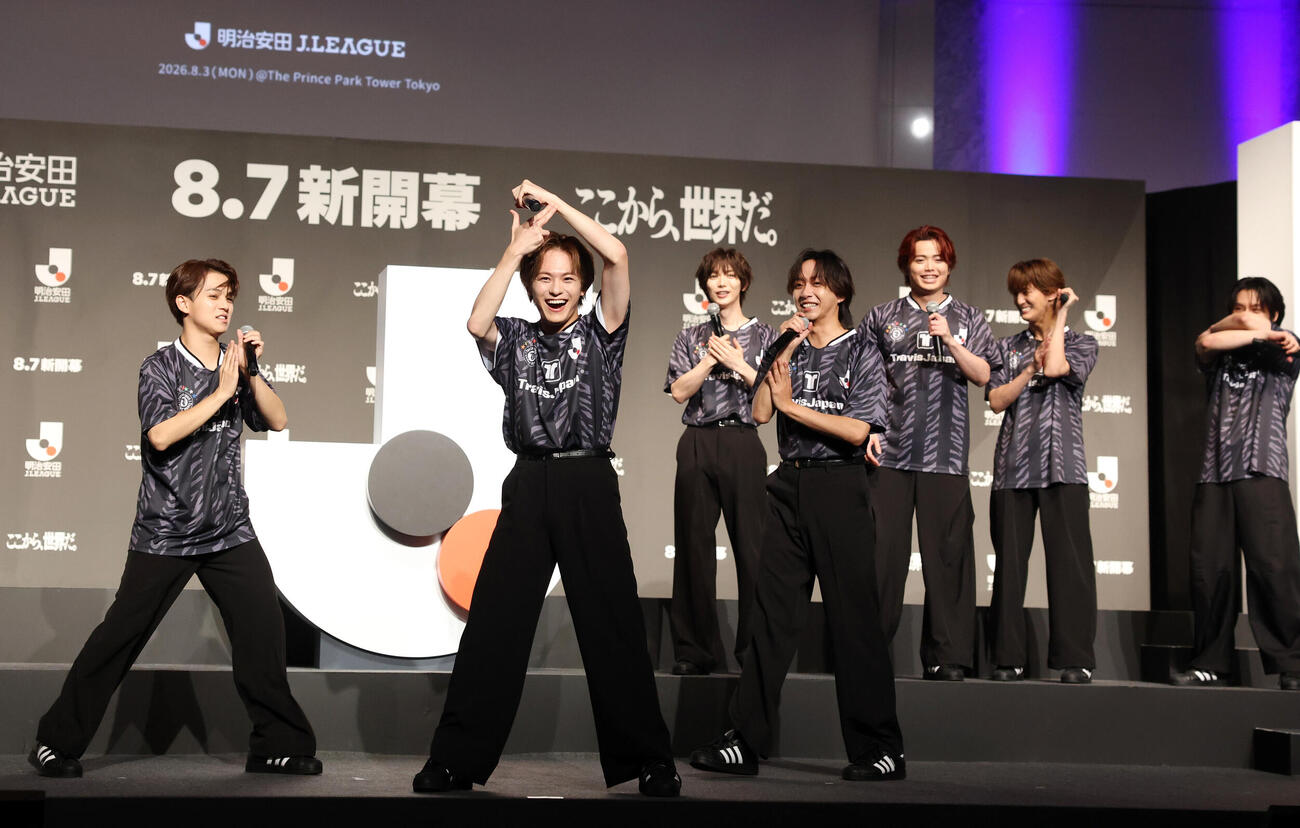ゴールパフォーマンスを披露したTravis Japan松倉海斗（左から2人目）と爆笑するメンバーたち