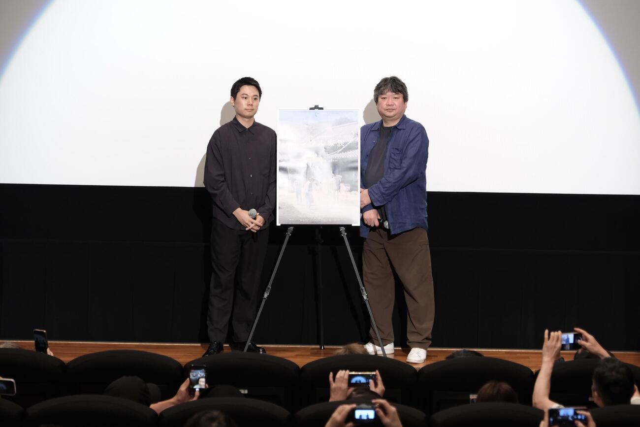 映画「レンタル家族」舞台あいさつに出席した映画監督の上坂龍之介（左）と本広克行氏