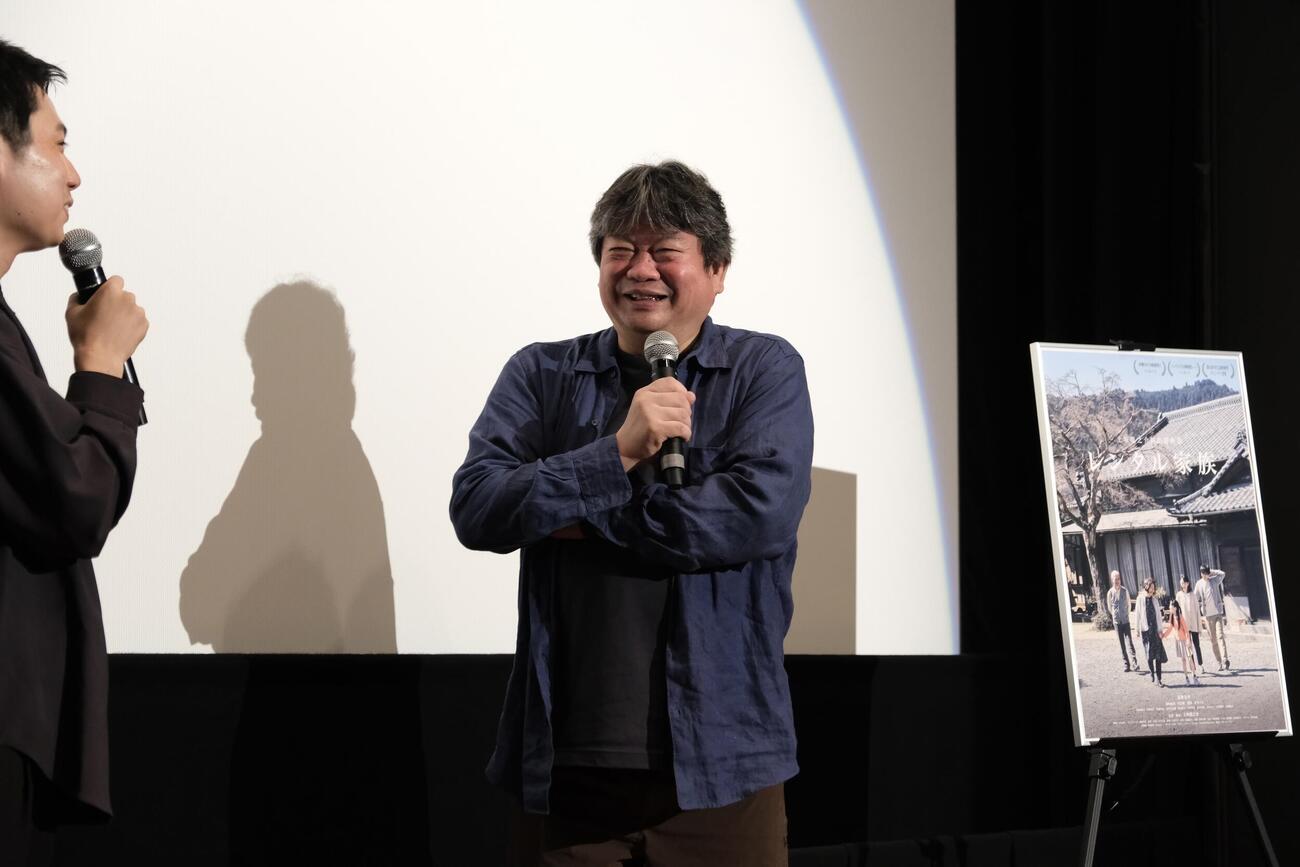 映画「レンタル家族」舞台あいさつに出席した映画監督の上坂龍之介（左）と本広克行氏